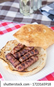 Leskovacki cevapi u lepinji - Grilled beef links served in homemade bun