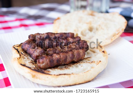 Leskovacki cevapi u lepinji - Grilled beef links served in homemade bun