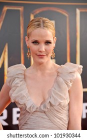 Leslie Bibb  At The 