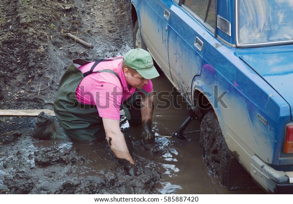 Lesosibirsk,Russia\
05/15/16\
The unknown man stuck\
in the mud on the\
car