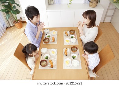 家族 食事 日本 の画像 写真素材 ベクター画像 Shutterstock