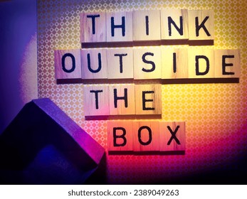 Lettering „Think outside the box“