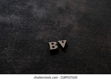 The letters B and V above the dark field. Initials BV.