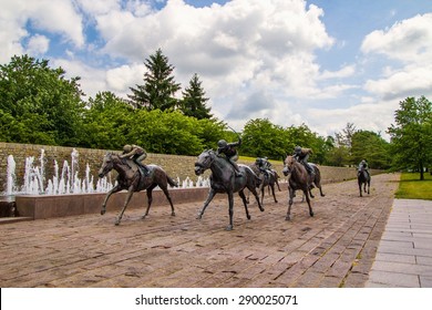 Lexington, Kentucky. USA. June 1, 2015. Beautiful Thoroughbred Park In Downtown Lexington, Kentucky Features The Sculptures Of Thoroughbred Horses By Renowned Artist Gweyn Reardon.