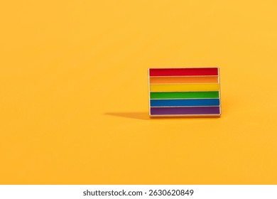 Accesorio de la insignia LGBT en un fondo del arco iris.