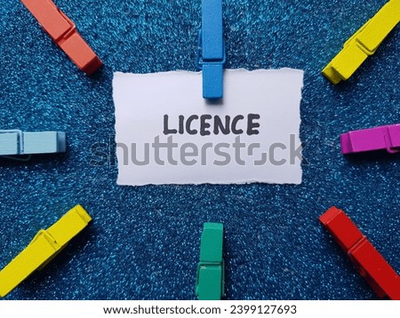 Licence written on a blue background.