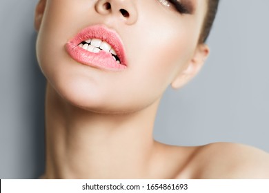 唇 舐める の写真素材 画像 写真 Shutterstock