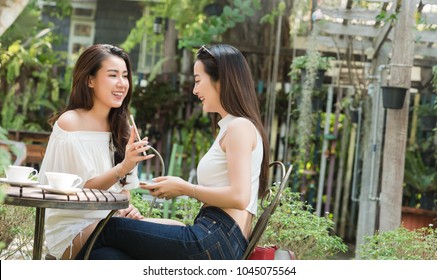 Life Of Generation Y Teenagers Hang Out In Coffee Shop Use Smartphone Play Social Media Sharing Digital Content To Each Other With Fun