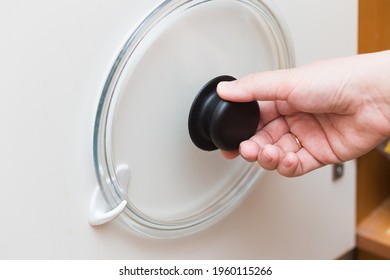 Life Hack For Organizing Space In The Kitchen, A Simple Device For Storing Frying Pan Lids, Plastic Hooks On The Door