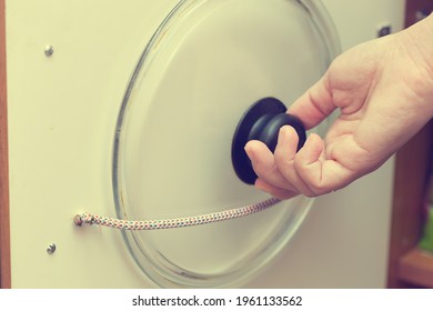 Life Hack For Organizing Space In The Kitchen, A Simple Device For Storing Frying Pan Lids, A Rope On The Cabinet Door