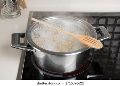 Life Hack: Rest a Wooden Spoon Across the Top of a Pot of Boiling Water to Prevent Overflow