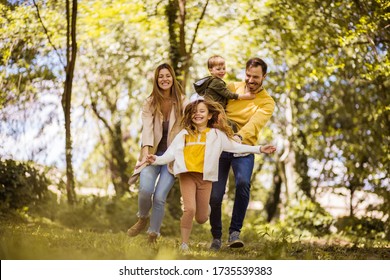  Das Leben ist einfach, wenn du deine Familie liebst. Eltern verbringen Zeit mit ihren Kindern draußen. Der Fokus liegt auf dem Vordergrund.