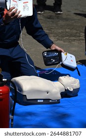 Lifesaving training using an AED. It is effective in helping the heart regain normal function by delivering an electric shock to the heart from outside the body.