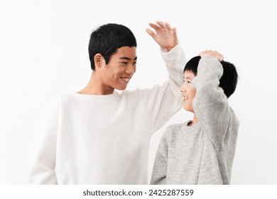 Lifestyle image of elementary school and junior high school men in casual clothes