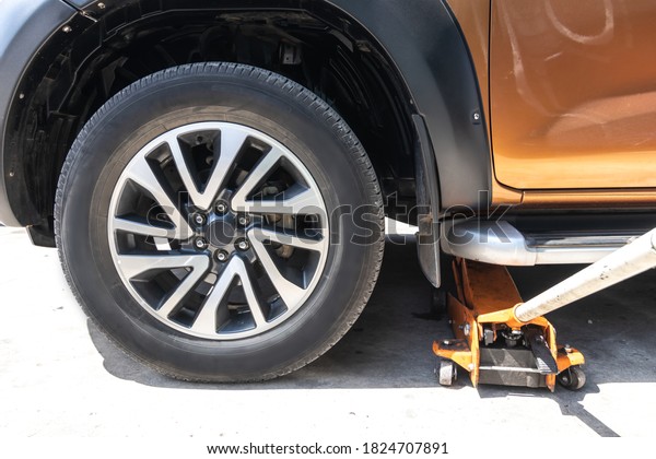 Lift the car with hydraulic floor jack for\
repairing. Remove wheels to change\
tires.