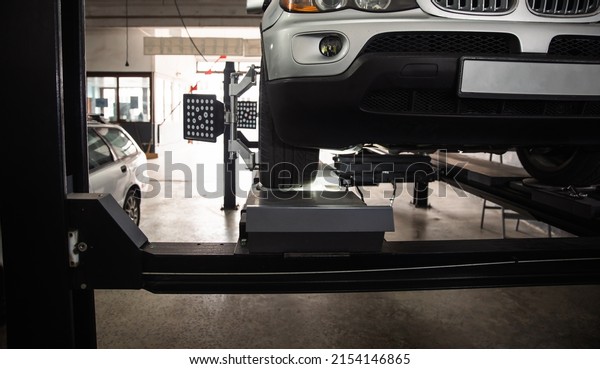 The lift for cars\
in the service center\
