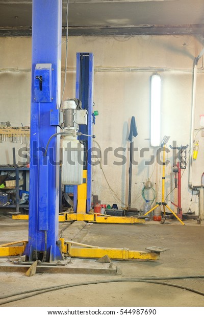 Lift in an empty car\
repair station