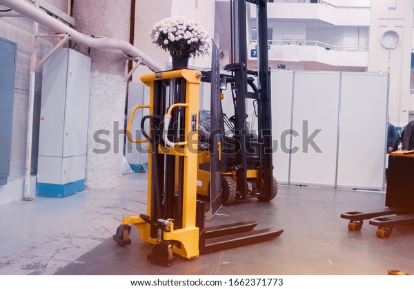 Lifting equipment\
loaders. Forklift\
trucks