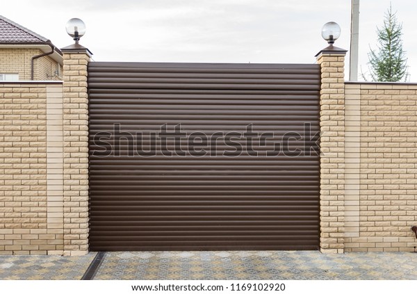 Lifting gates to the\
garage