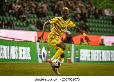 Liga BWIN: Sporting Clube De Portugal - Vitoria Sport Clube Guimaraes - Lisboa, Portugal 10 30 2021, Estadio Jose Alvalade; Falaye Sacko With The Ball