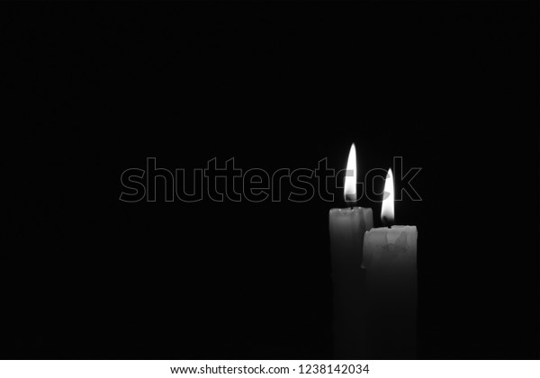 Helle Kerze, die hell auf schwarzem : Stockfoto (Jetzt bearbeiten)  1238142034
