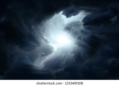 Licht in dunklen und dramatischen Sturmwolken