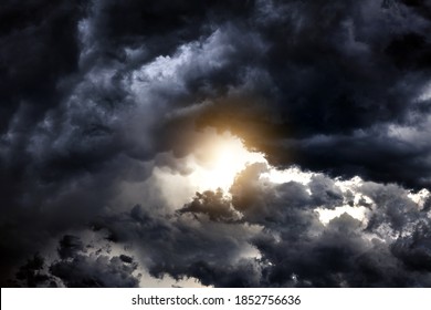 Licht in dunklen und dramatischen Sturmwolken