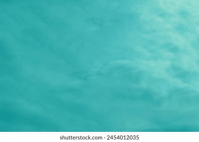 Helles Smaragdgrün Dramatischer Himmelshintergrund Leerer Raum Natürliches Muster Oberfläche Bildschirmhintergrund. Aquamaringrüner Pastellhintergrund mit Marmorstruktur. ruhiger, farbenfroher Hintergrund. stkBackgrounds. – Stockfoto