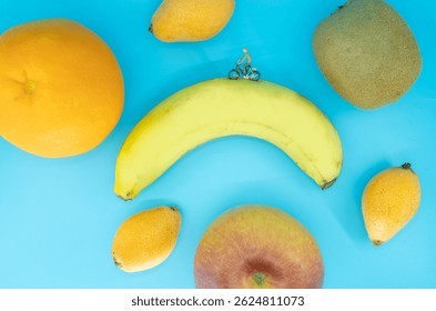 Ensalada de la comida ligera imagen creativa de la aptitud de una persona pequeña que monta una bici en la fruta