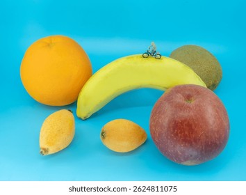 Ensalada de la comida ligera imagen creativa de la aptitud de una persona pequeña que monta una bici en la fruta