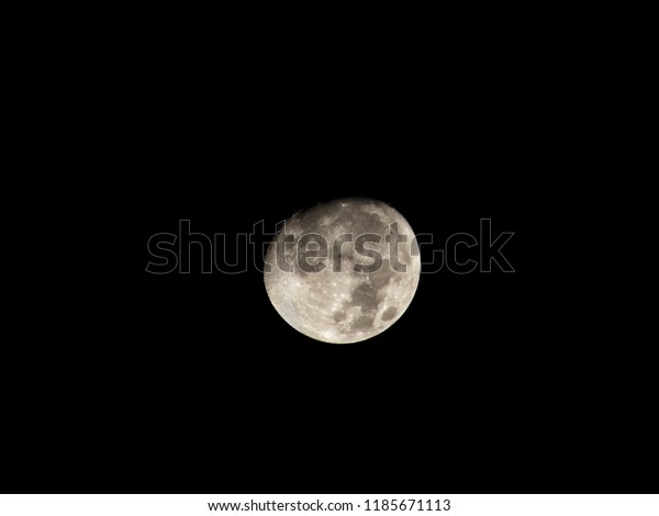 The\
light of the moon at night to shine to the earth is a picture that\
creates a peaceful and beautiful atmosphere at\
night.