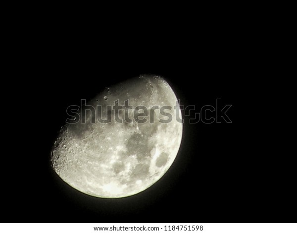 The light of the moon\
shines in the light of the earth, giving it a romantic and peaceful\
atmosphere.