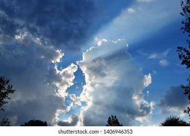 Light  rays shining through clouds