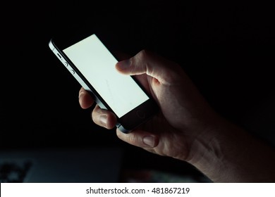 la luz del smartphone en la mano en la noche en la oscuridad