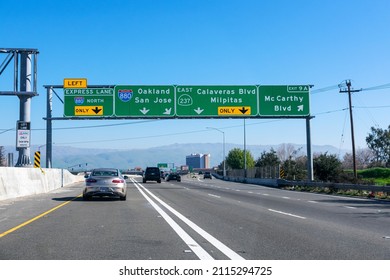 Light Traffic On Eastbound Highway 237. Interstate 880 Overhead Highway Road Sign Showing Drivers The Directions To Oakland And San Jose. Express Lane Only Sign - Milpitas, California, USA - 2022