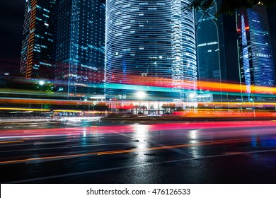световые тропы на фоне современного здания