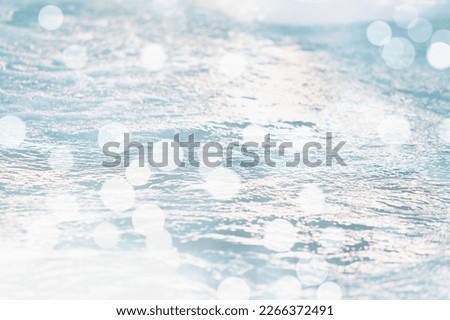 LIGHT WATER BACKGROUND WITH TWINKLY BOKEH LIGHTS, BRIGHT NATURAL WATER STREAM PATTERN, CLEAN WINTER DESIGN, FRESH WHITE BACKDROP