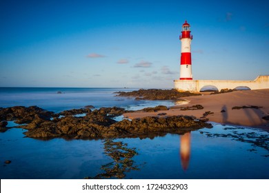 The lighthouse or beacon Itapuã Tip Itapuã is a lighthouse in Salvador, Bahia, Brazil. Is located on the beach Itapuã in Itapoan subdistrict, about 23 kilometers (14 mi) northeast are the Lighthouse 