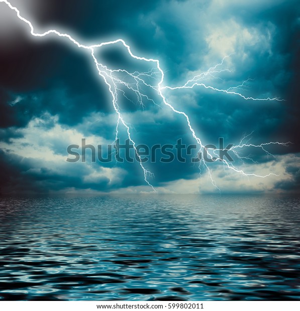 暗く曇った海空に雷が落ちる の写真素材 今すぐ編集