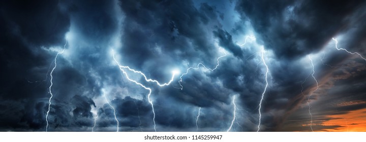 Un orage éclaire le ciel nocturne. Concept sur le thème de la météo, des cataclysmes (ouragan, typhon, tornade, tempête) 