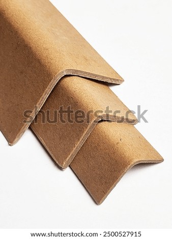 Lightweight paper corner protector for palletized goods and boxes