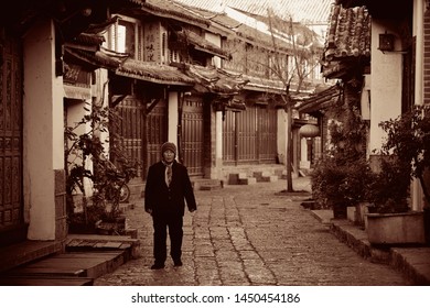 Lijiang, CHINA - DEC 5: Street View On December 5, 2014 In Lijiang, China. Lijiang Old Town Is A UNESCO Heritage Site With 800 Years History And Confluence For Trade Along The Old Tea Horse Road.