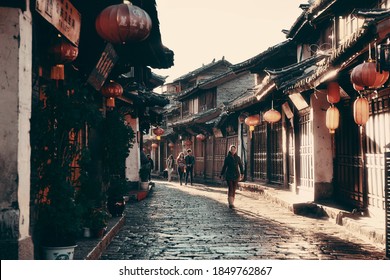 Lijiang, CHINA - DEC 5: Street View On December 5, 2014 In Lijiang, China. Lijiang Old Town Is A UNESCO Heritage Site With 800 Years History And Confluence For Trade Along The Old Tea Horse Road.