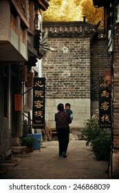 Lijiang, CHINA - DEC 5: Street View On December 5, 2014 In Lijiang, China. Lijiang Old Town Is A UNESCO Heritage Site With 800 Years History And Confluence For Trade Along The Old Tea Horse Road.