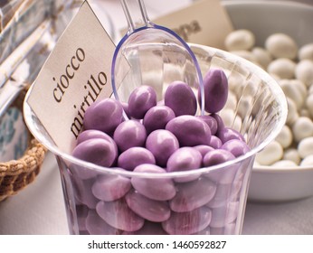 Lilac coriandoli in transparent