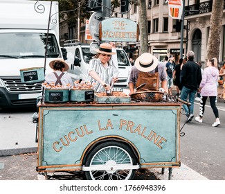 Lille, France - 31 Août 2019 : Trois Vendeurs Préparent Des Cacahouètes Dans Un Stand Itinérant Dans Les Rues De Lille Pendant La Braderie De Lille En France Dans Les Hauts De France