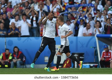 LILLE METROPOLE FRANKREICH STADIUM PIERRE MAUROY, 26.Juni 2016 Fussball - EURO 2016 - Germany Vs Slowakai

Jubilation At The Scorers To 1: 0 Jérôme Boateng Germany And Joshua Kimmich Germany