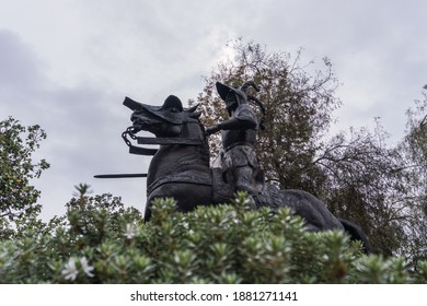 Lima, Perú - 10 De Diciembre 2020. Francisco Pizarro Statue  In La Muralla Park Lima Perú