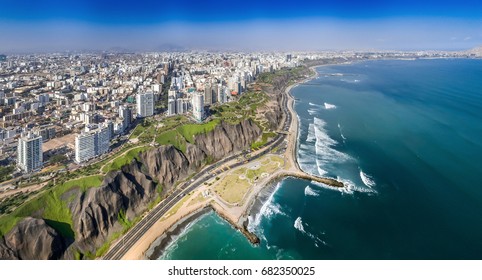 LIMA, PERÚ: Vista aérea de la ciudad de Miraflores, el acantilado y la carretera de la Costa Verde.