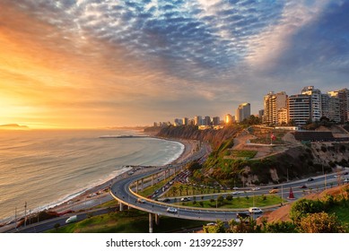 Lima, Perú a lo largo de la costa también conocida como el Circuito de Playas de la Costa Verde a la puesta de sol de la hora dorada